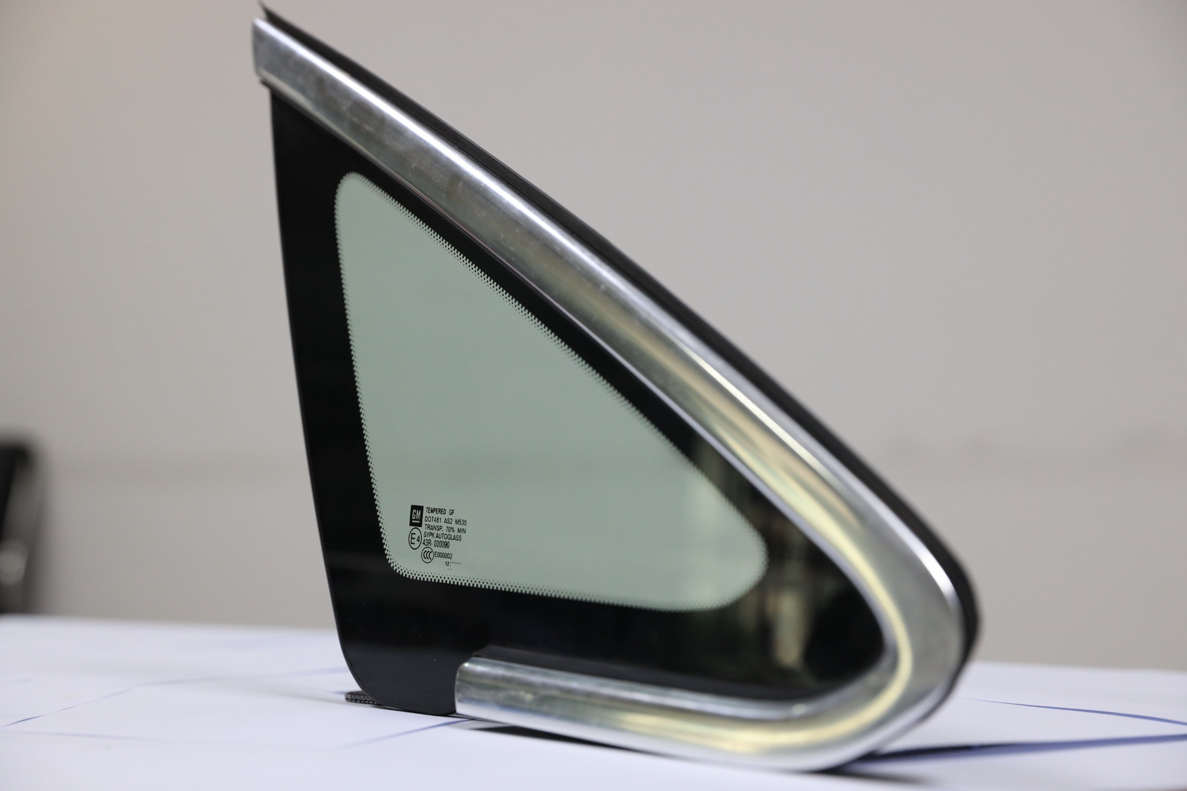 固定側(cè)角窗總成